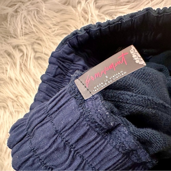 ✨ FREE PEOPLE MOVEMENT shorts S/M. thick, comfy elastic waistband… - Picture 3 of 4